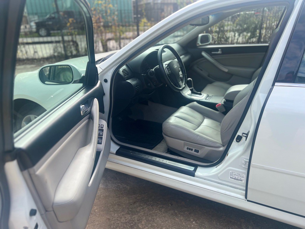 2005 INFINITI G35 Image 12