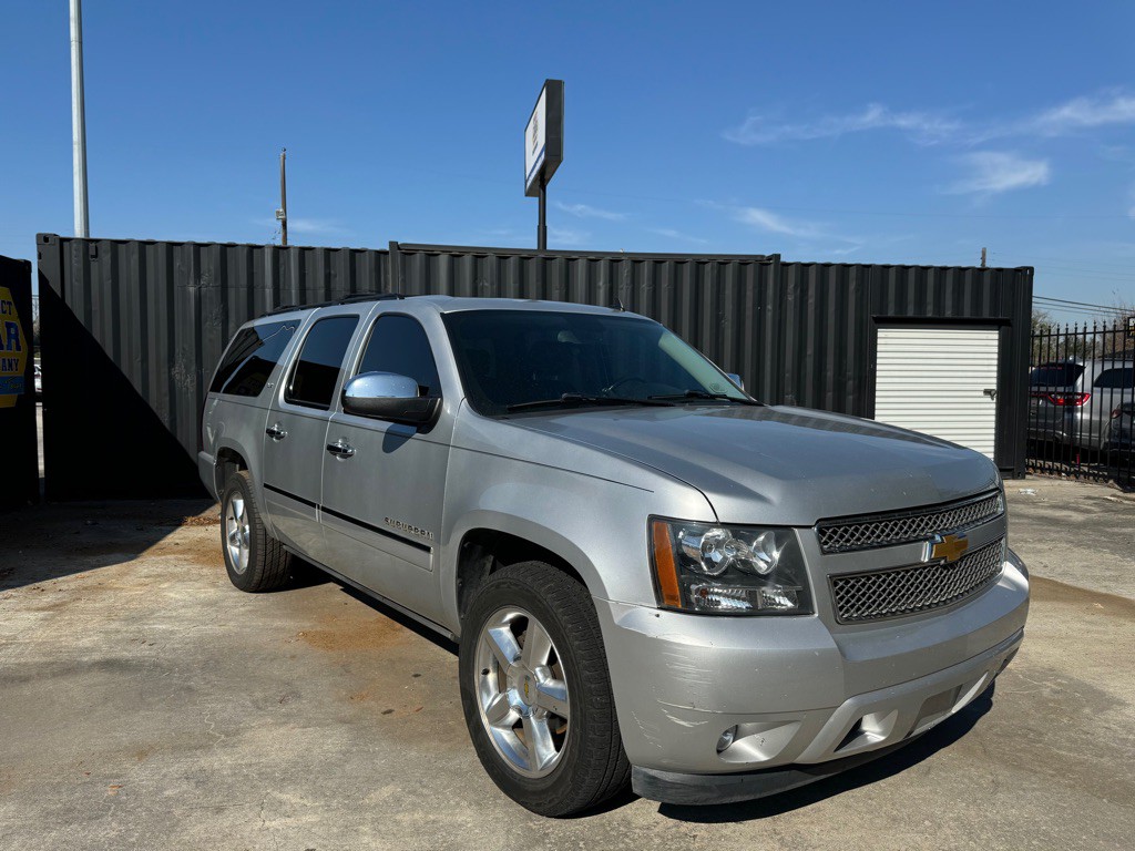 2013 Chevrolet Suburban Image 3