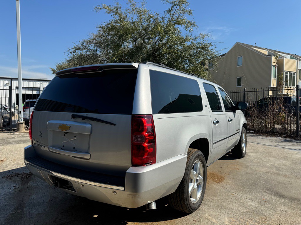2013 Chevrolet Suburban Image 5