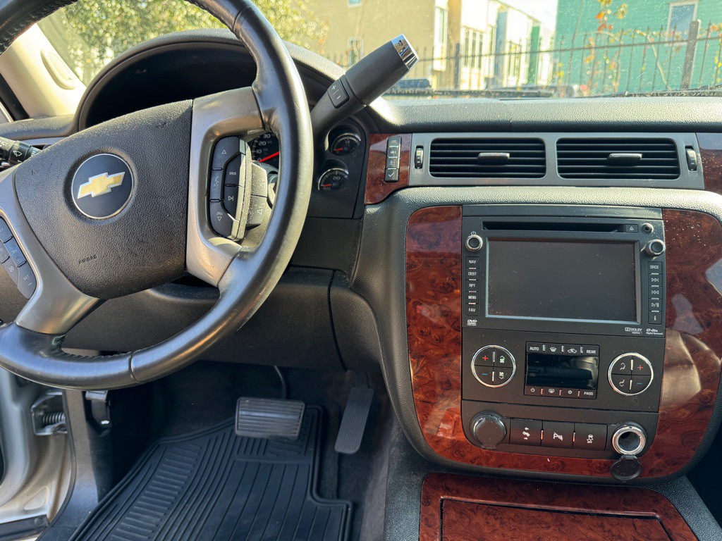 2013 Chevrolet Suburban Image 9