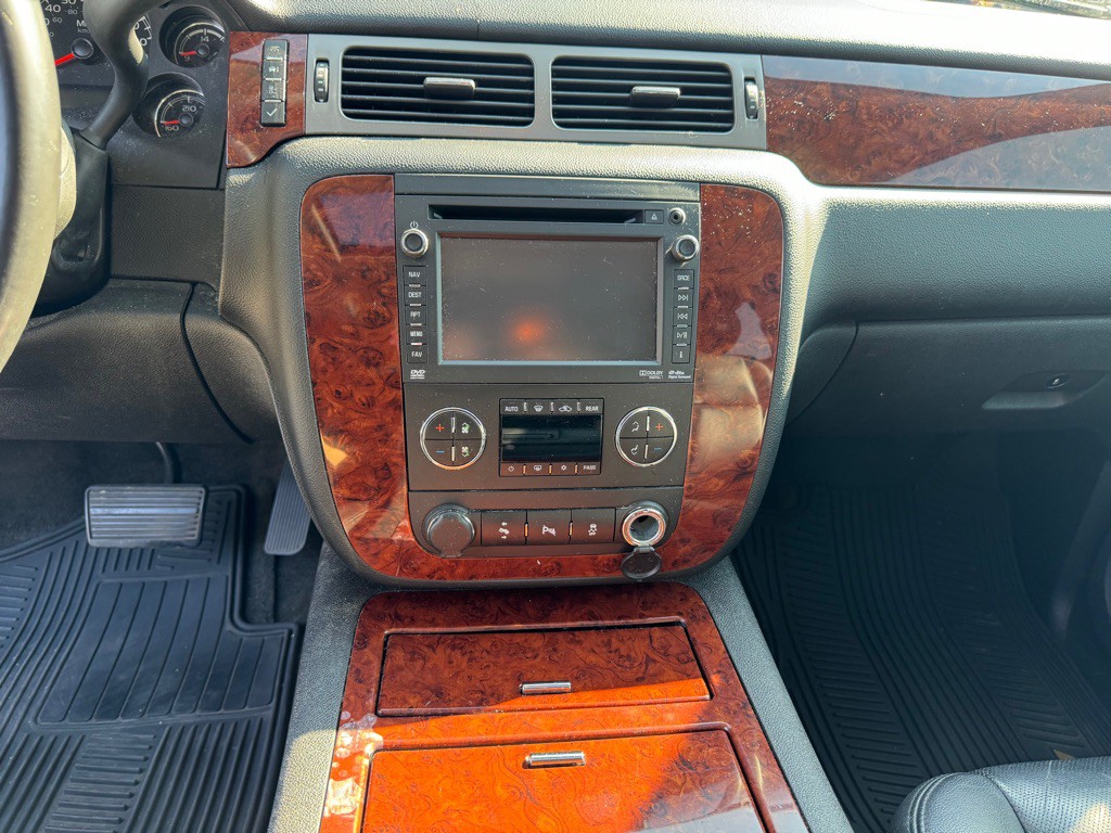 2013 Chevrolet Suburban Image 11