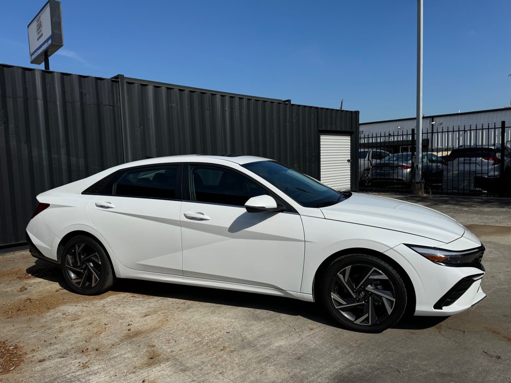 2025 Hyundai Elantra Image 3