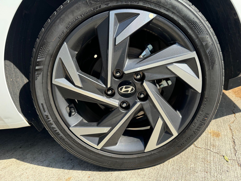 2025 Hyundai Elantra Image 9