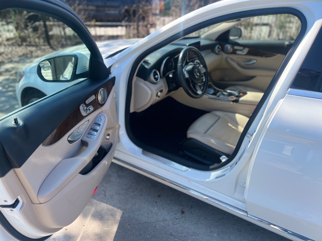 2015 Mercedes-Benz C-Class Image 9