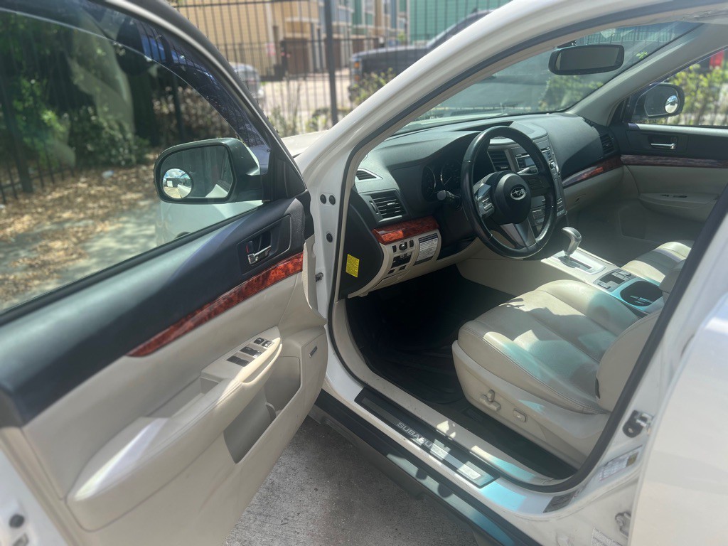 2011 Subaru Outback Image 10