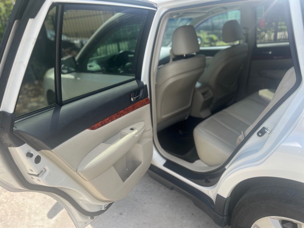 2011 Subaru Outback Image 14