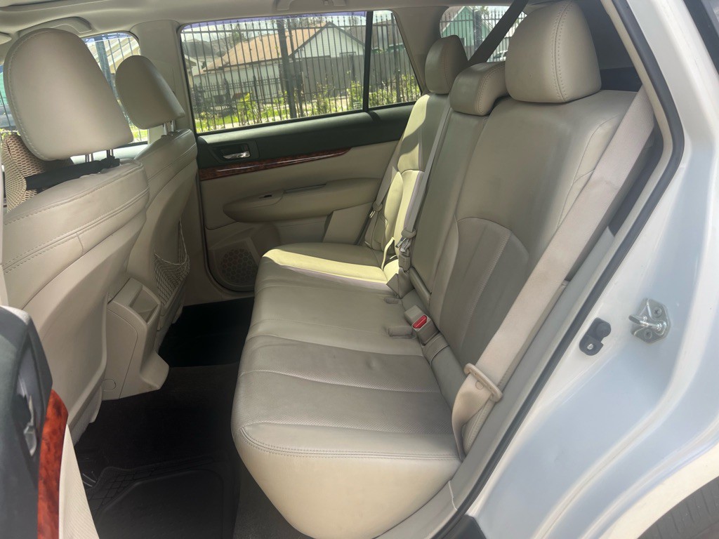 2011 Subaru Outback Image 16