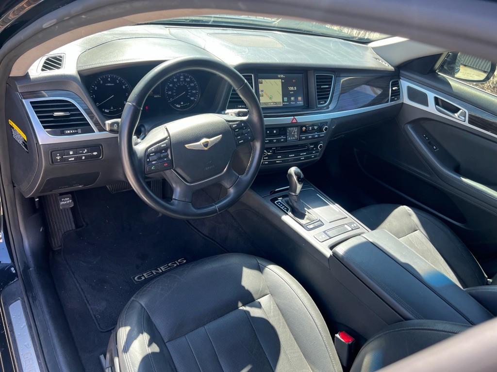 2016 Hyundai Genesis Image 9