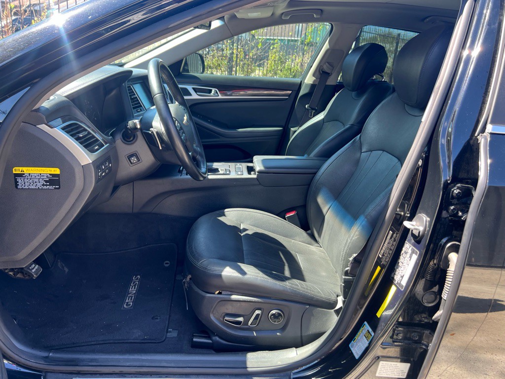 2016 Hyundai Genesis Image 11