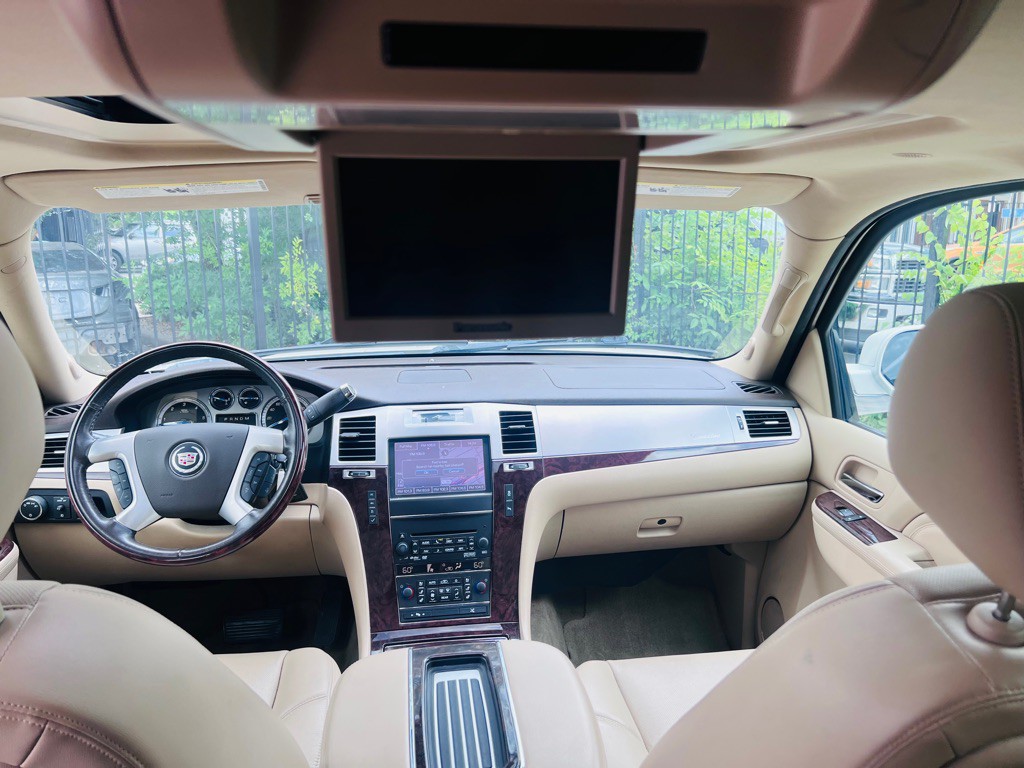 2014 Cadillac Escalade Image 18
