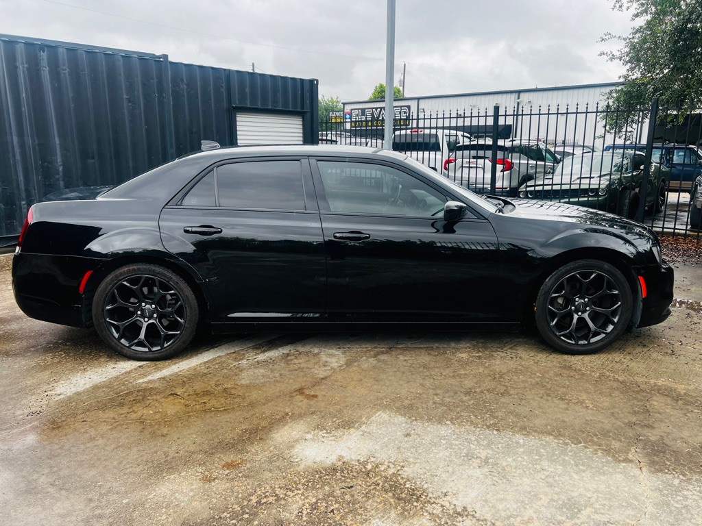 2019 Chrysler 300 Image 4