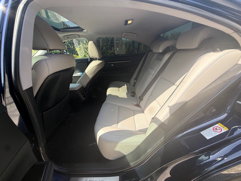 2016 Lexus ES Image 17