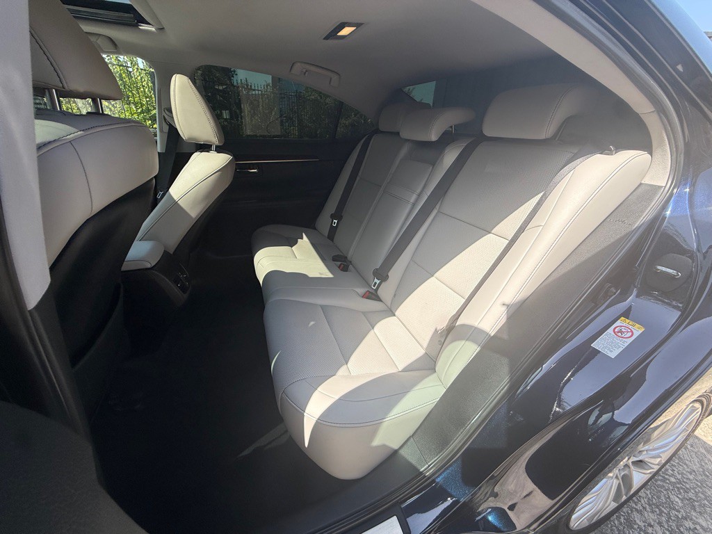 2016 Lexus ES Image 18