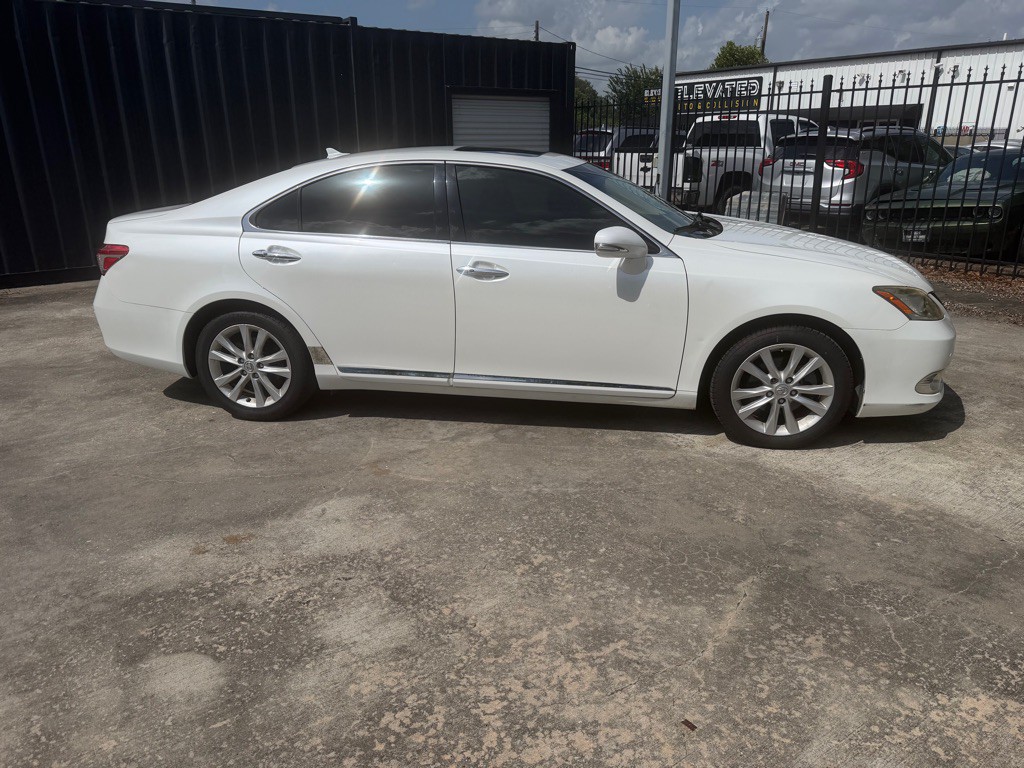 2011 Lexus ES Image 4