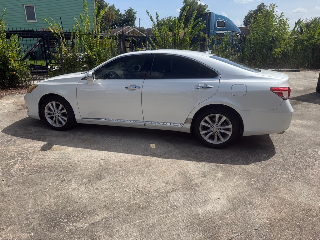 2011 Lexus ES Image 8