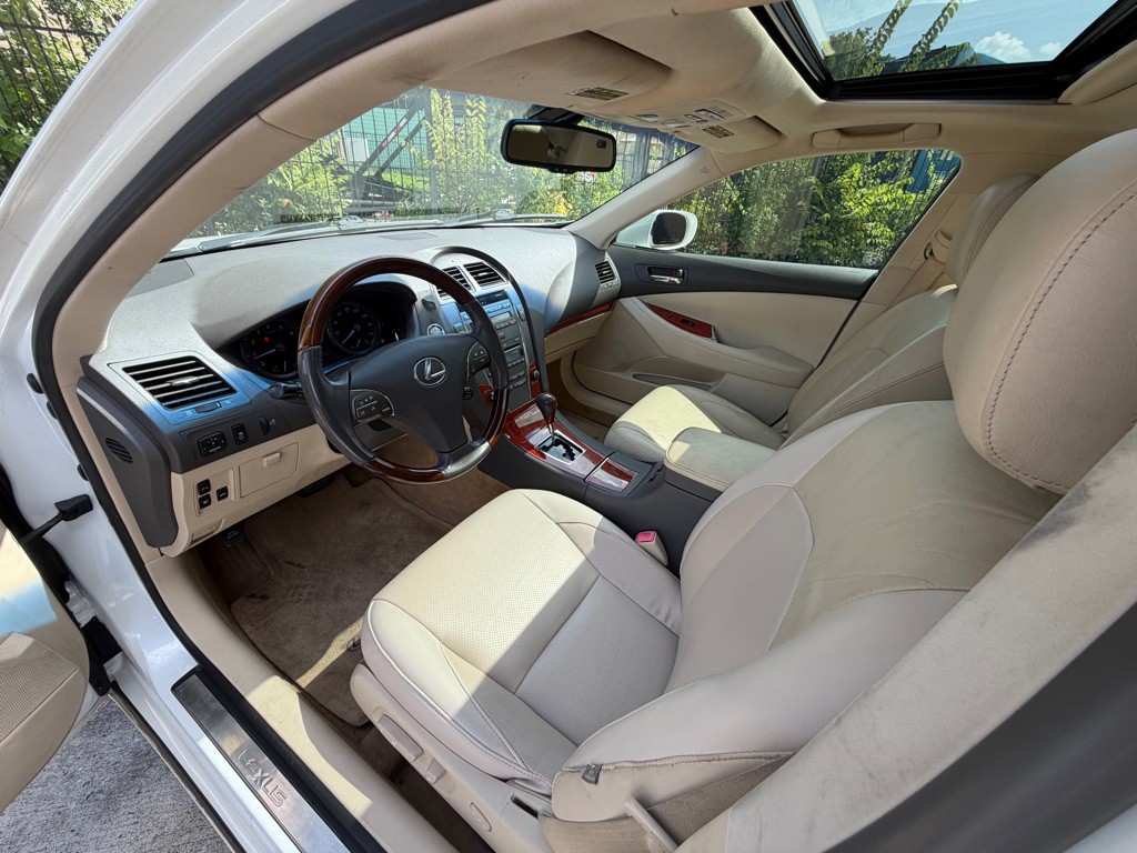 2011 Lexus ES Image 9