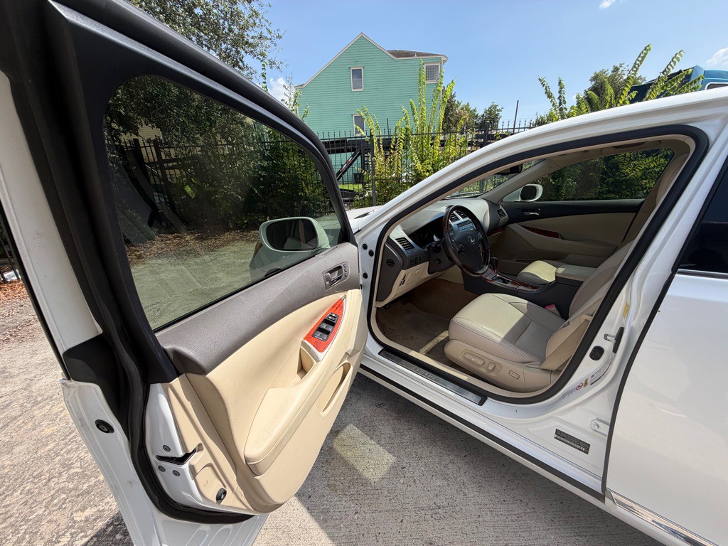 2011 Lexus ES Image 10