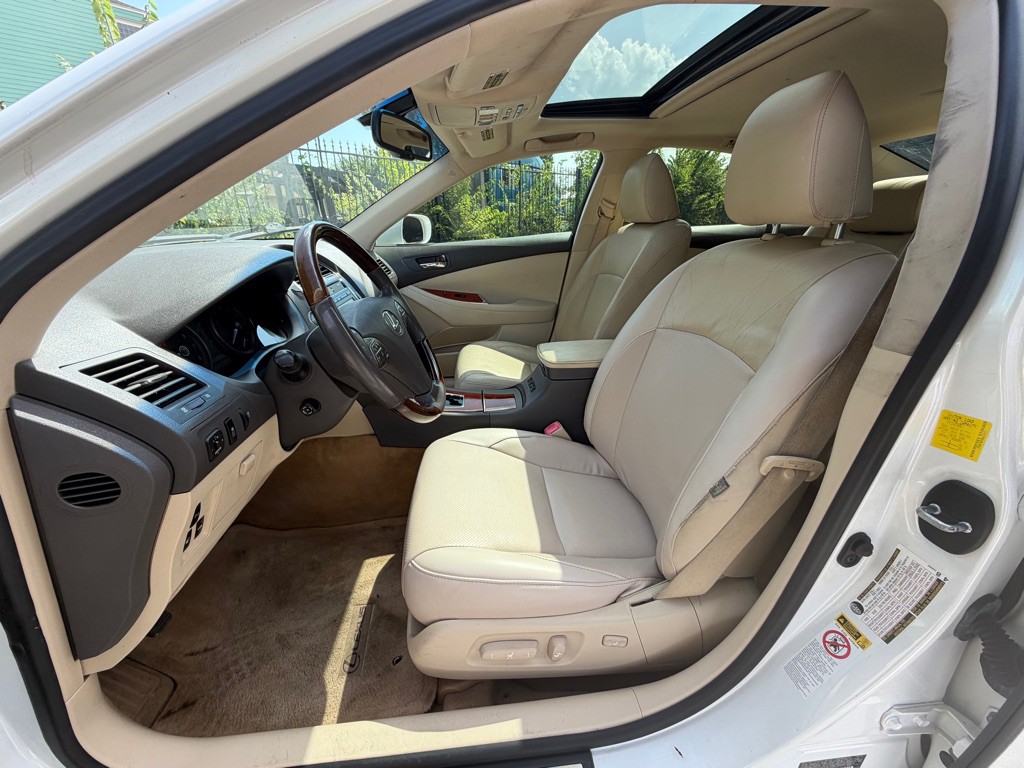2011 Lexus ES Image 11