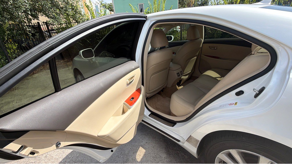 2011 Lexus ES Image 15