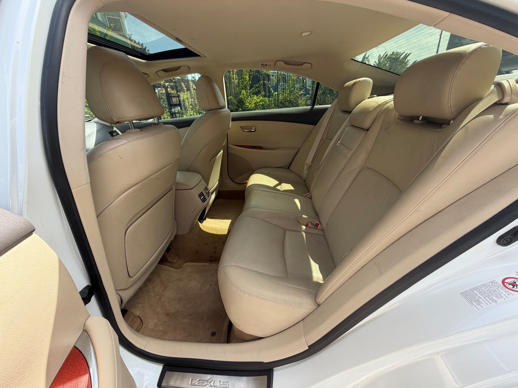 2011 Lexus ES Image 16