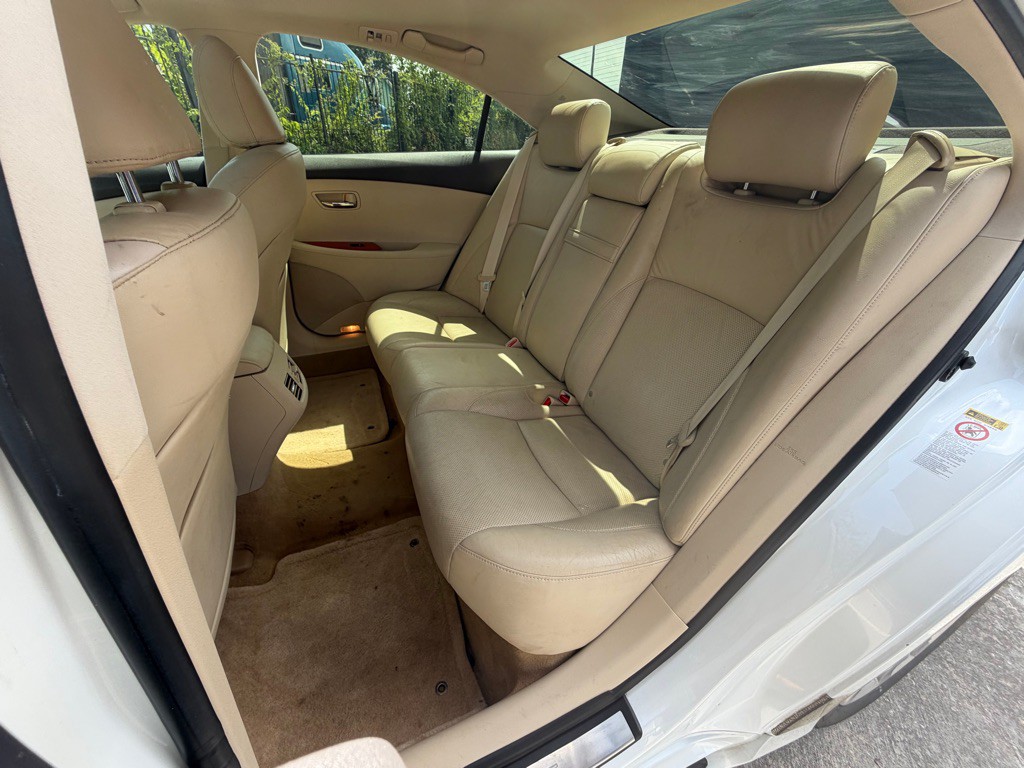 2011 Lexus ES Image 17