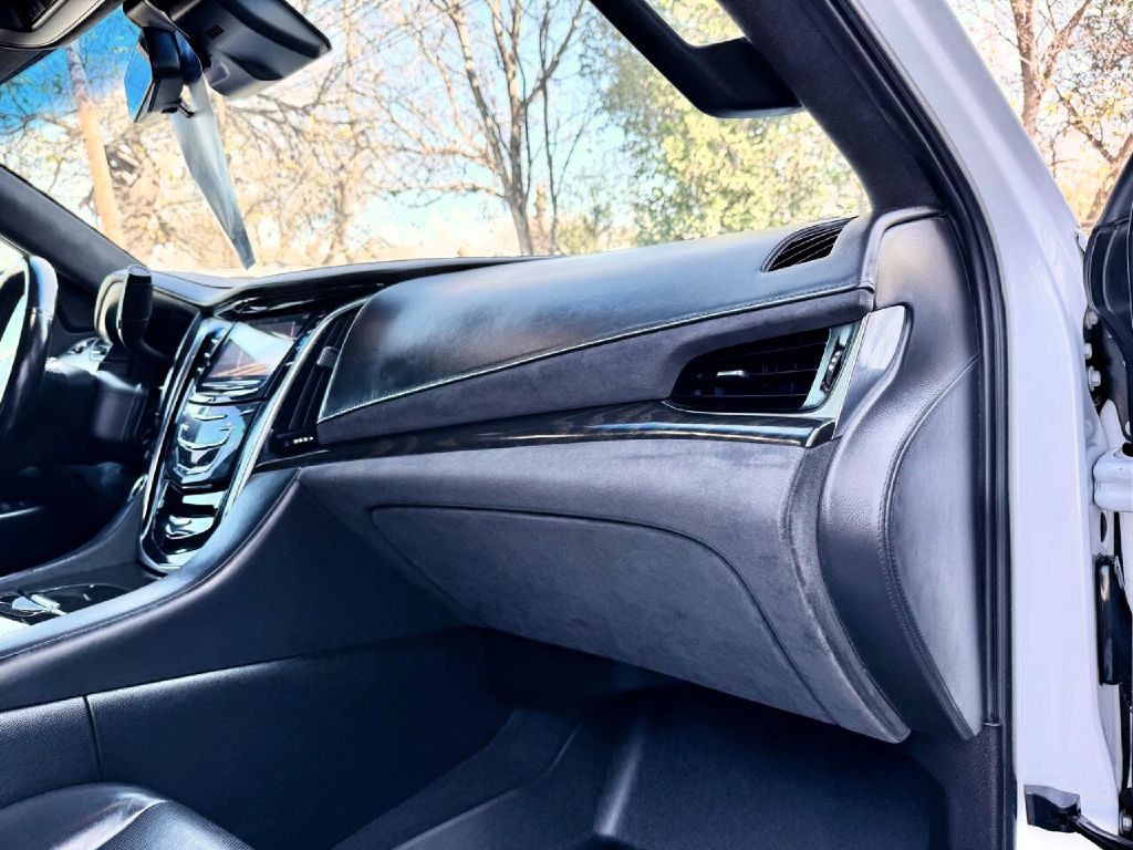 2017 Cadillac Escalade Image 23
