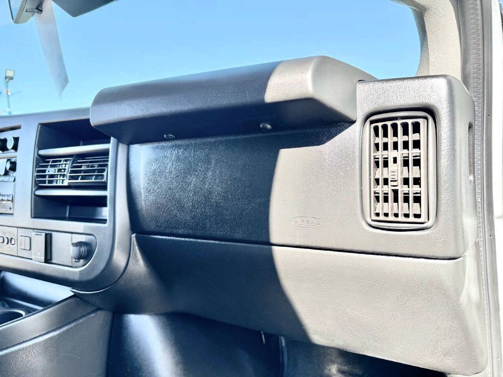 2019 Chevrolet Express Image 20