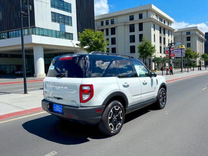 2022 Ford Bronco Image 3