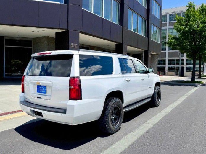 2019 Chevrolet Suburban Image 3