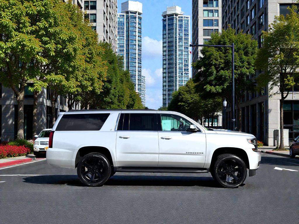 2019 Chevrolet Suburban Image 2