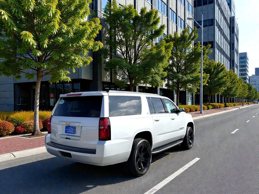2019 Chevrolet Suburban Image 3