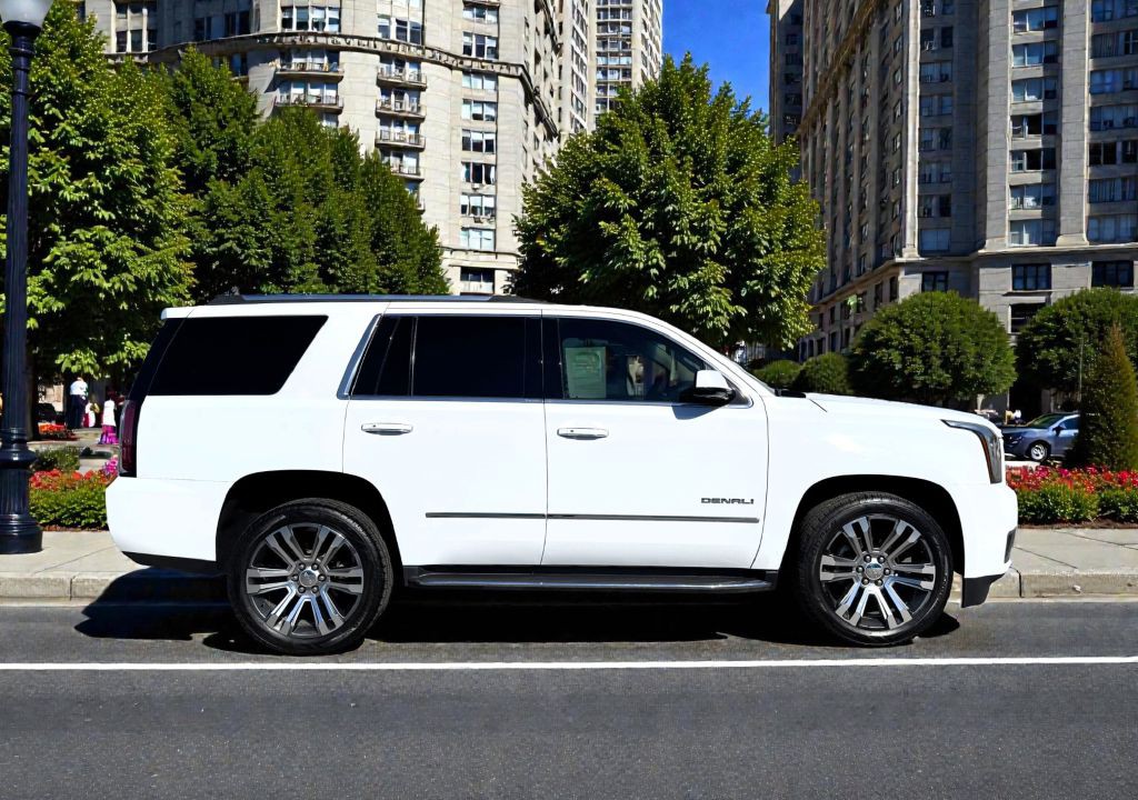 2017 GMC Yukon Image 2