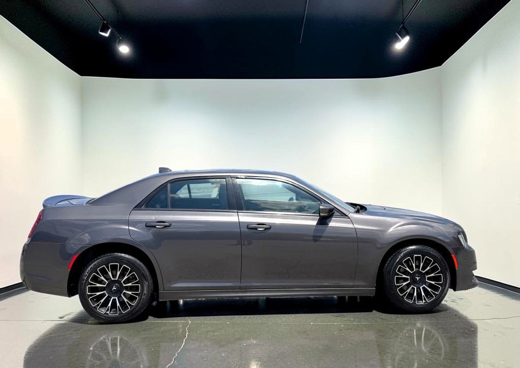 2017 Chrysler 300 Image 2