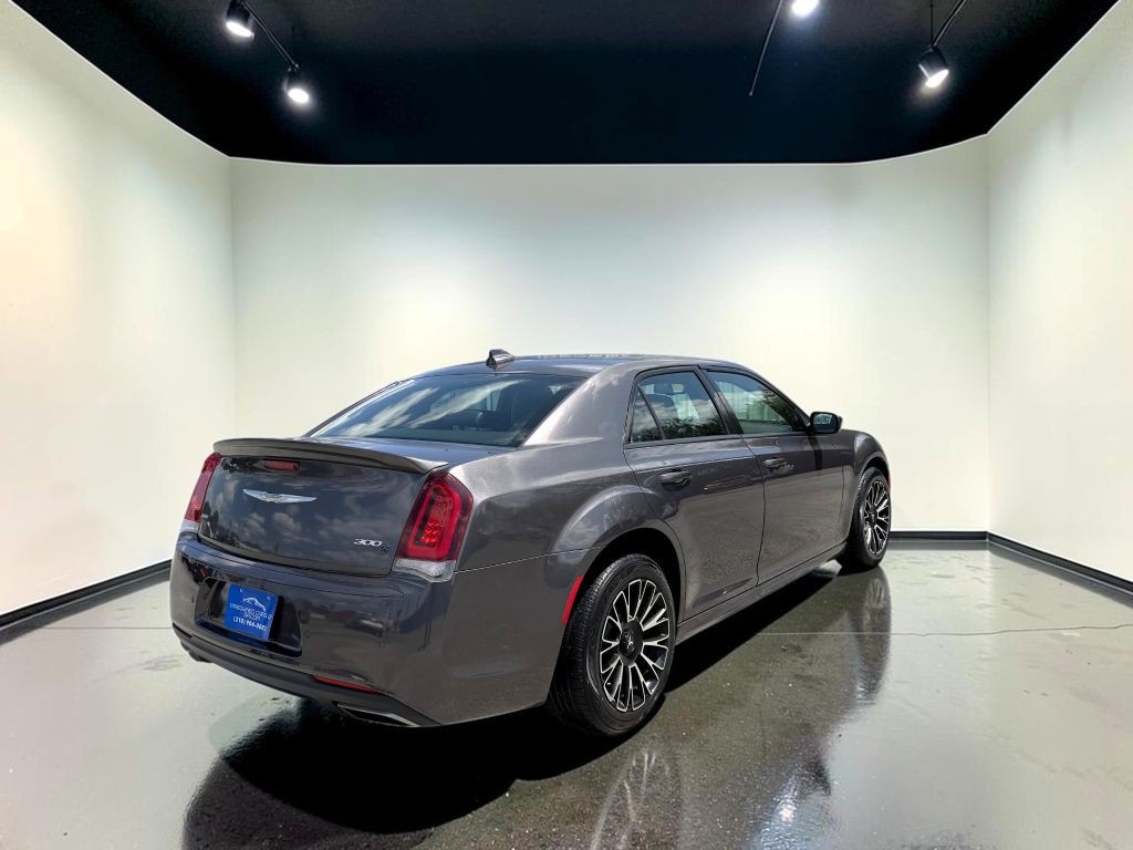 2017 Chrysler 300 Image 3