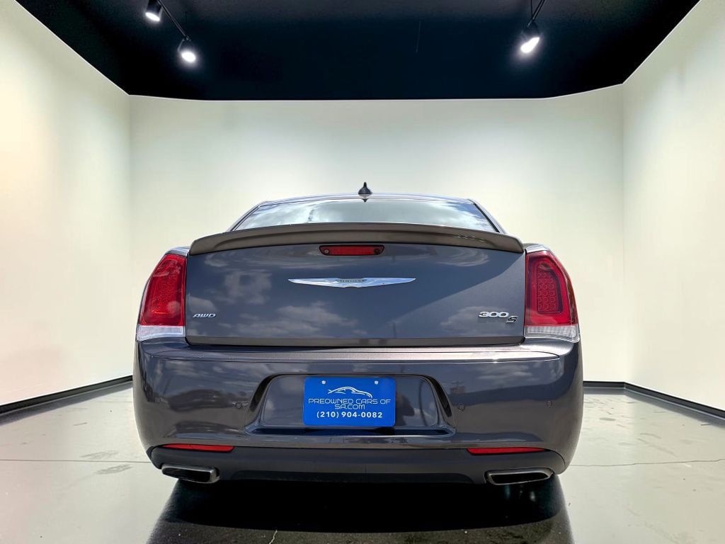 2017 Chrysler 300 Image 4