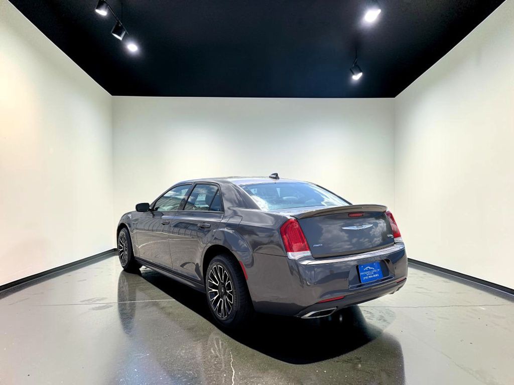 2017 Chrysler 300 Image 5
