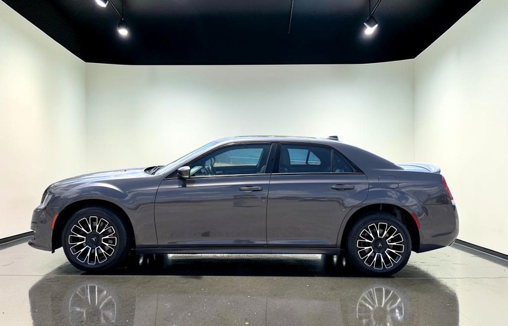 2017 Chrysler 300 Image 6