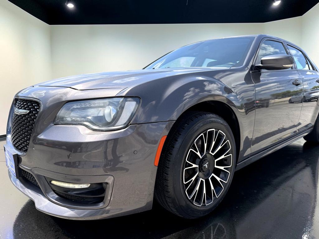2017 Chrysler 300 Image 9