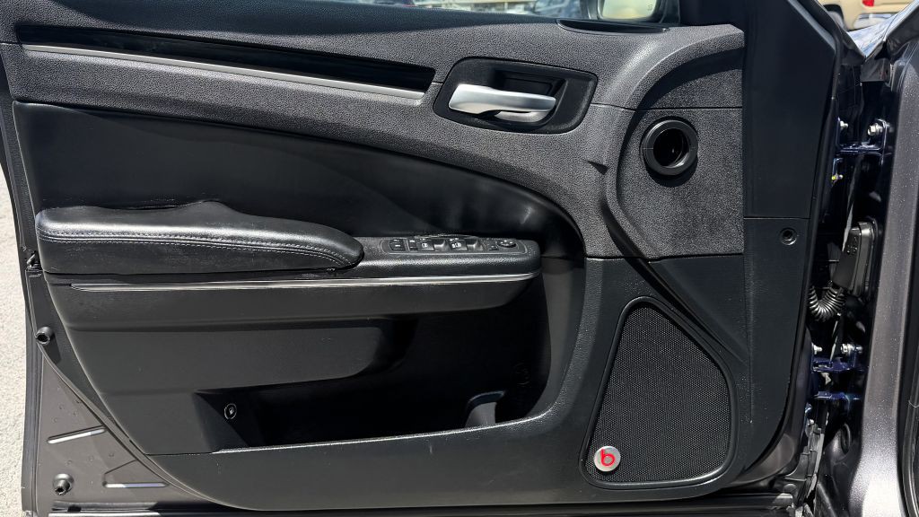 2017 Chrysler 300 Image 10