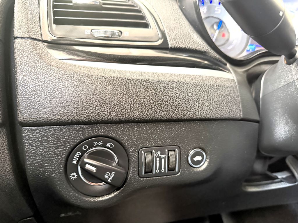 2017 Chrysler 300 Image 11