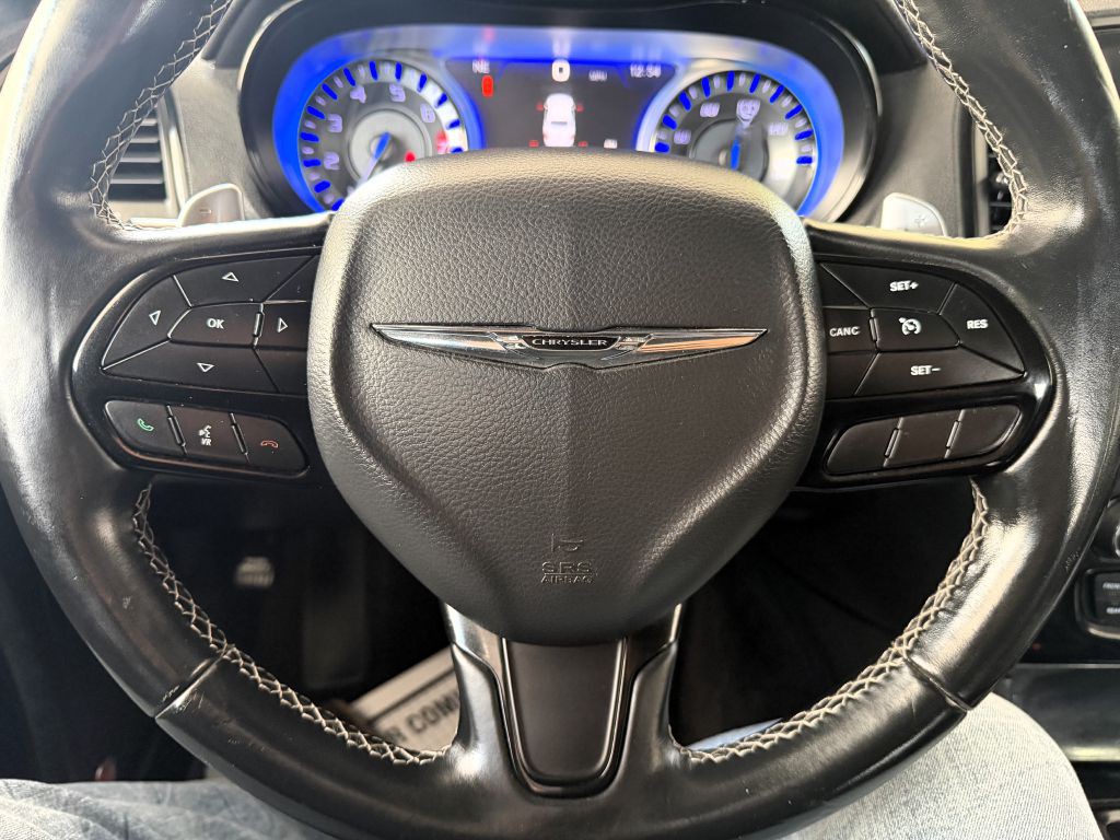 2017 Chrysler 300 Image 12