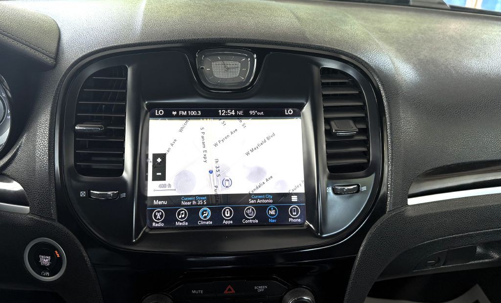 2017 Chrysler 300 Image 14