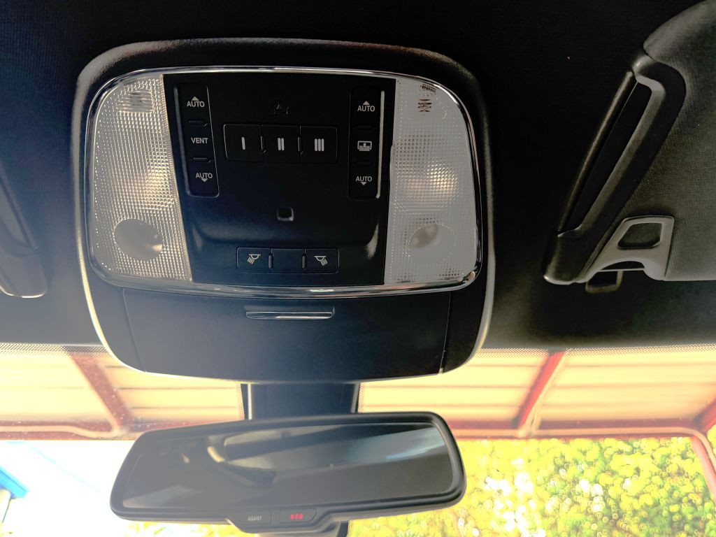 2017 Chrysler 300 Image 17