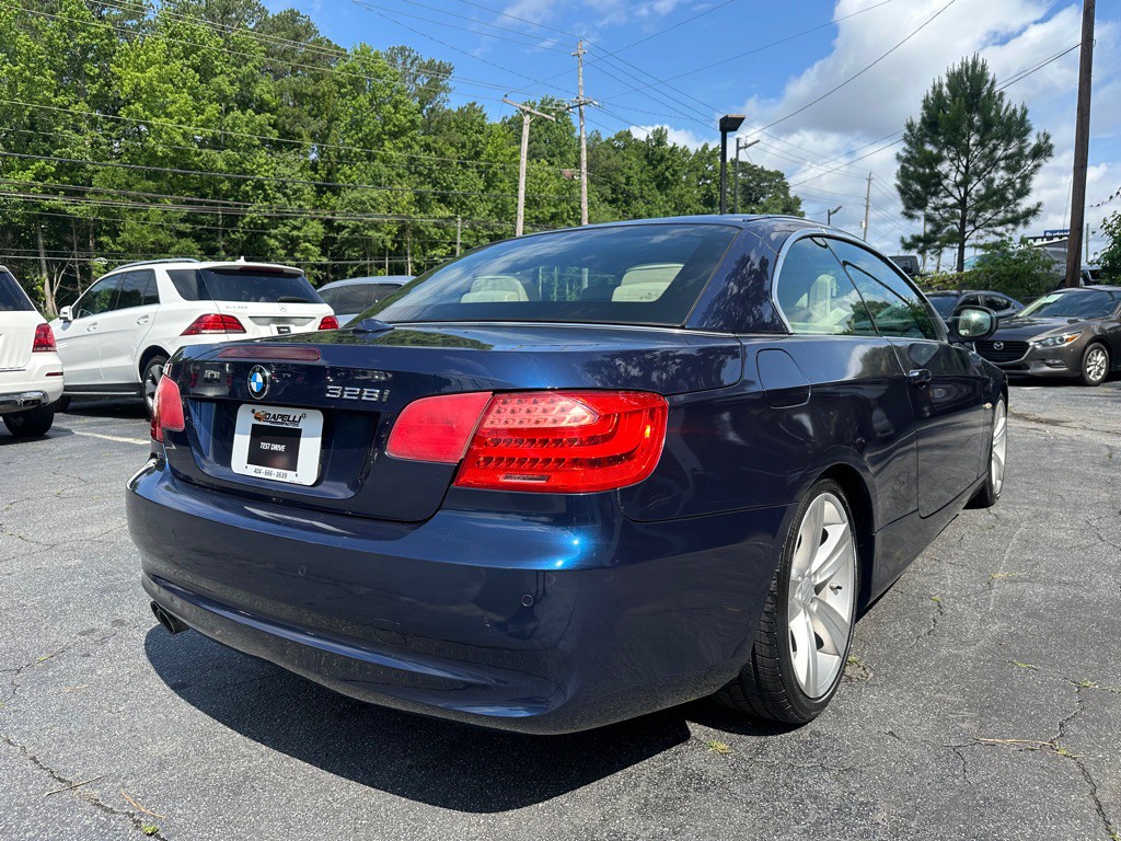 2011 BMW 3 Series Image 12