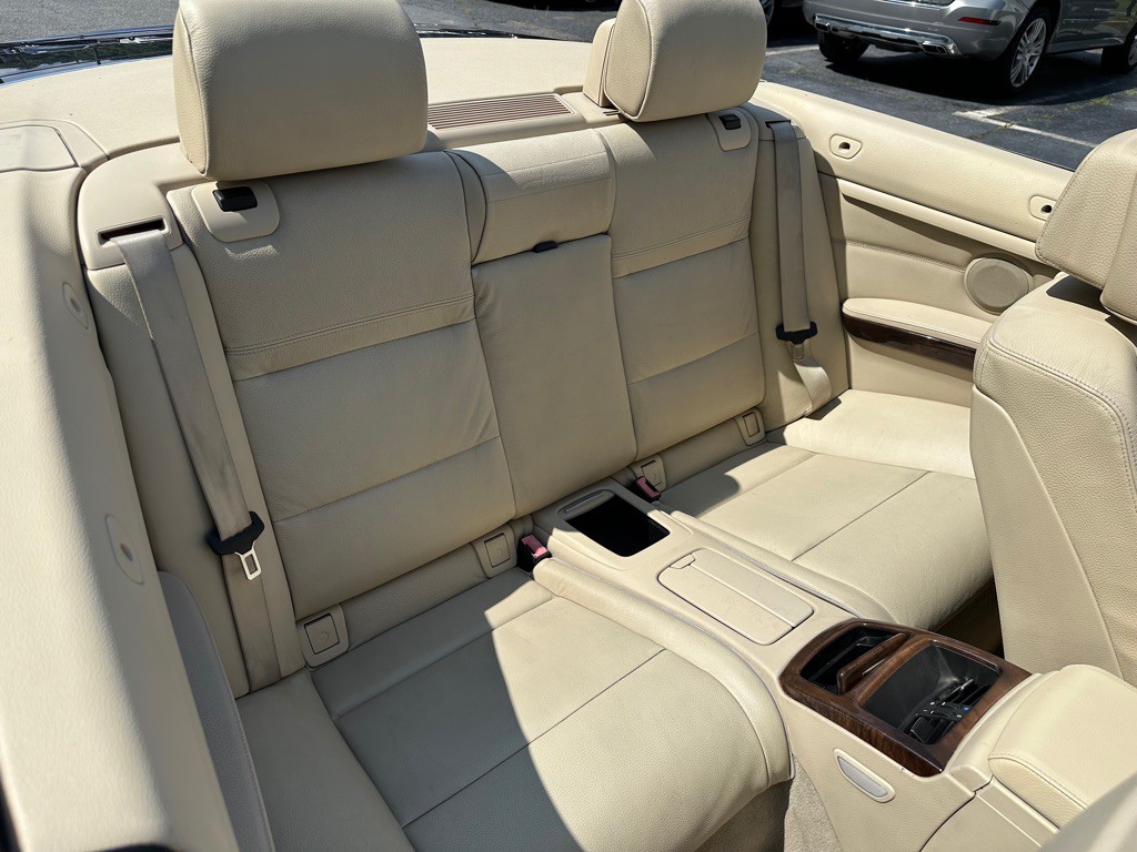 2011 BMW 3 Series Image 17