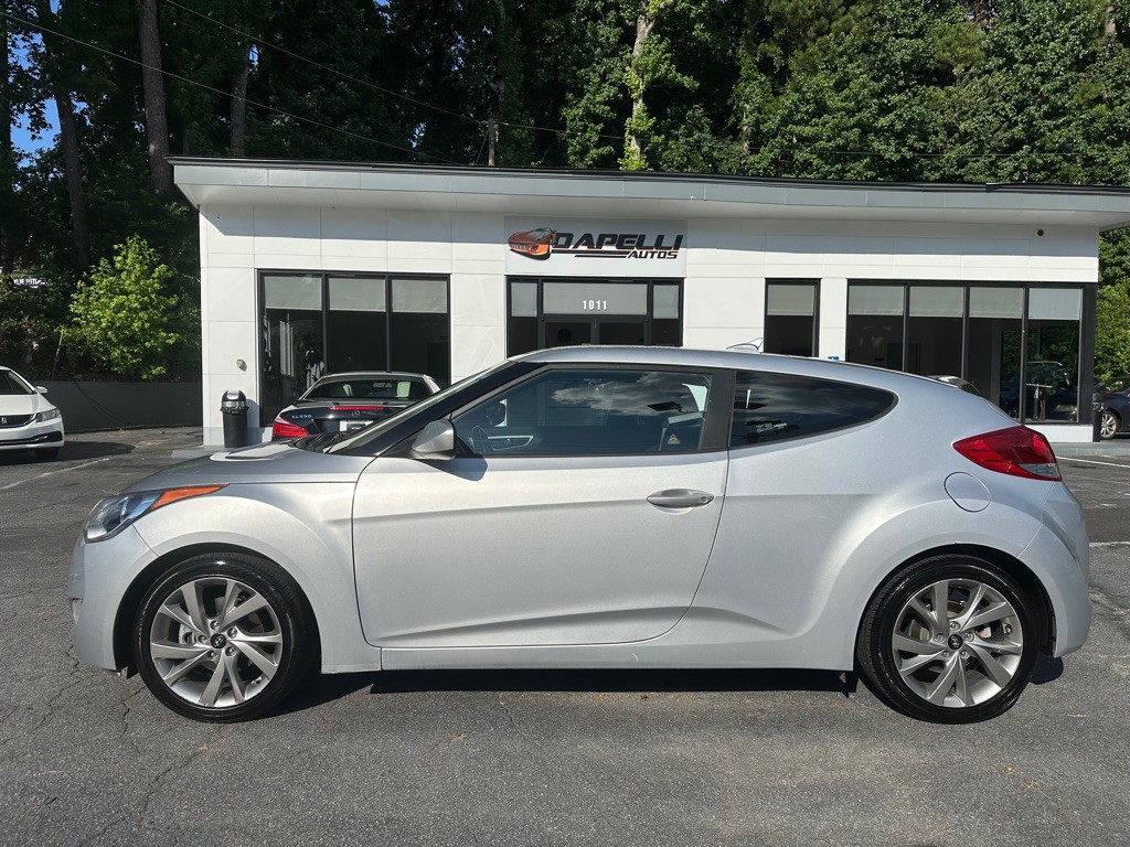 2017 Hyundai Veloster Image 2
