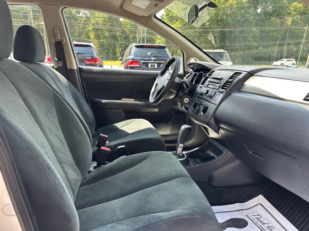 2012 Nissan Versa Image 9
