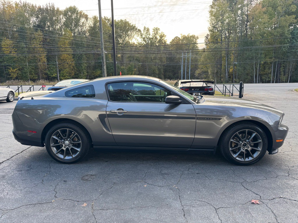 2011 Ford Mustang Image 2