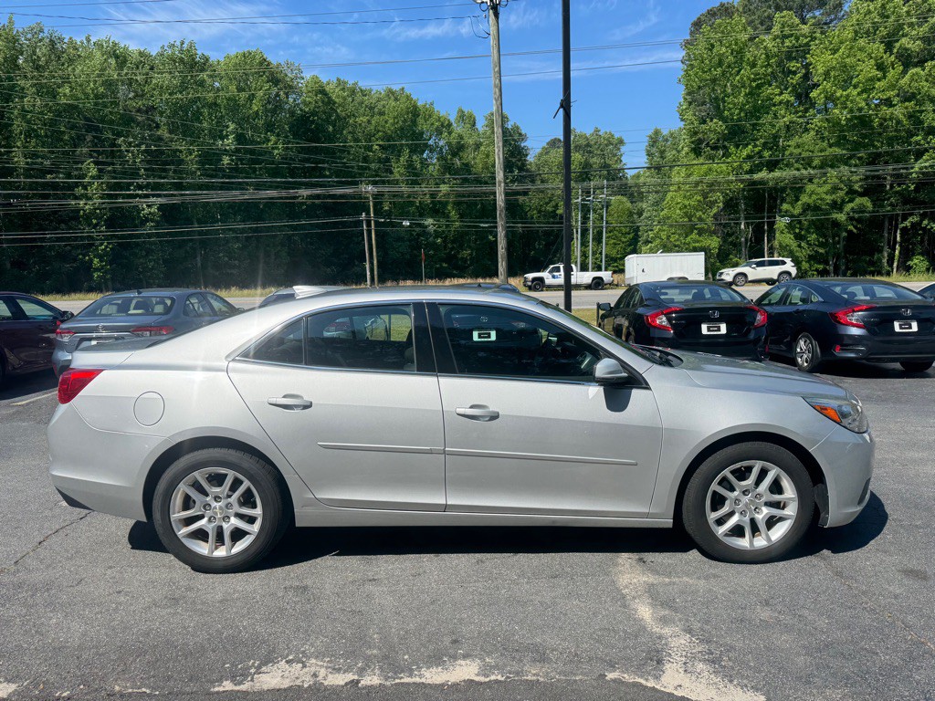 2015 Chevrolet Malibu Image 2