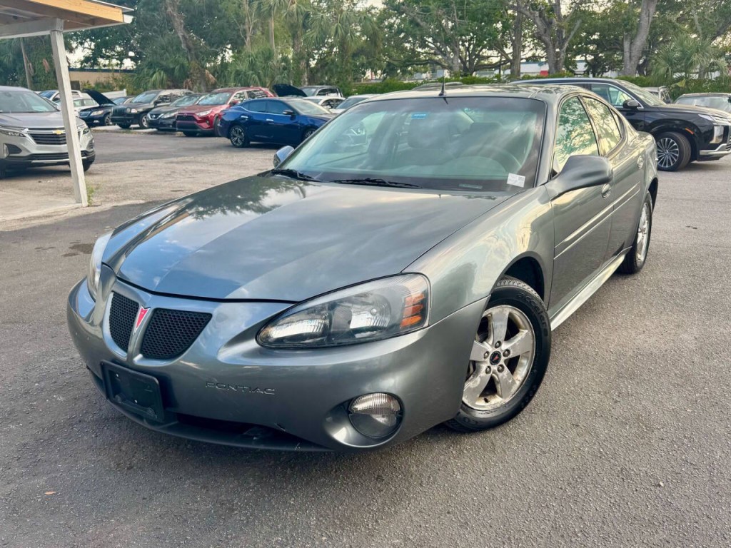 2005 Pontiac Grand Prix Image 2